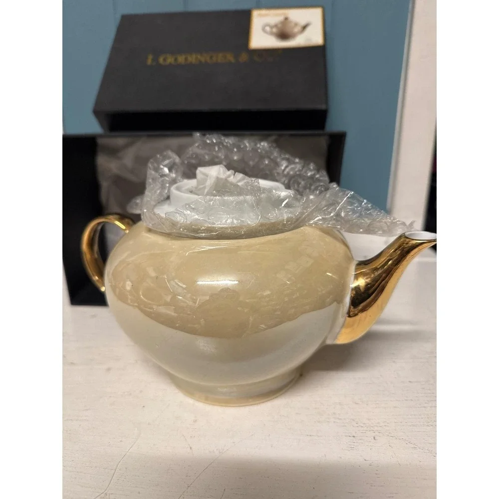 I GODINGER & CO Pearl Luster Tea Pot Gold‎ Accent Beautiful Porcelain Gift Boxed